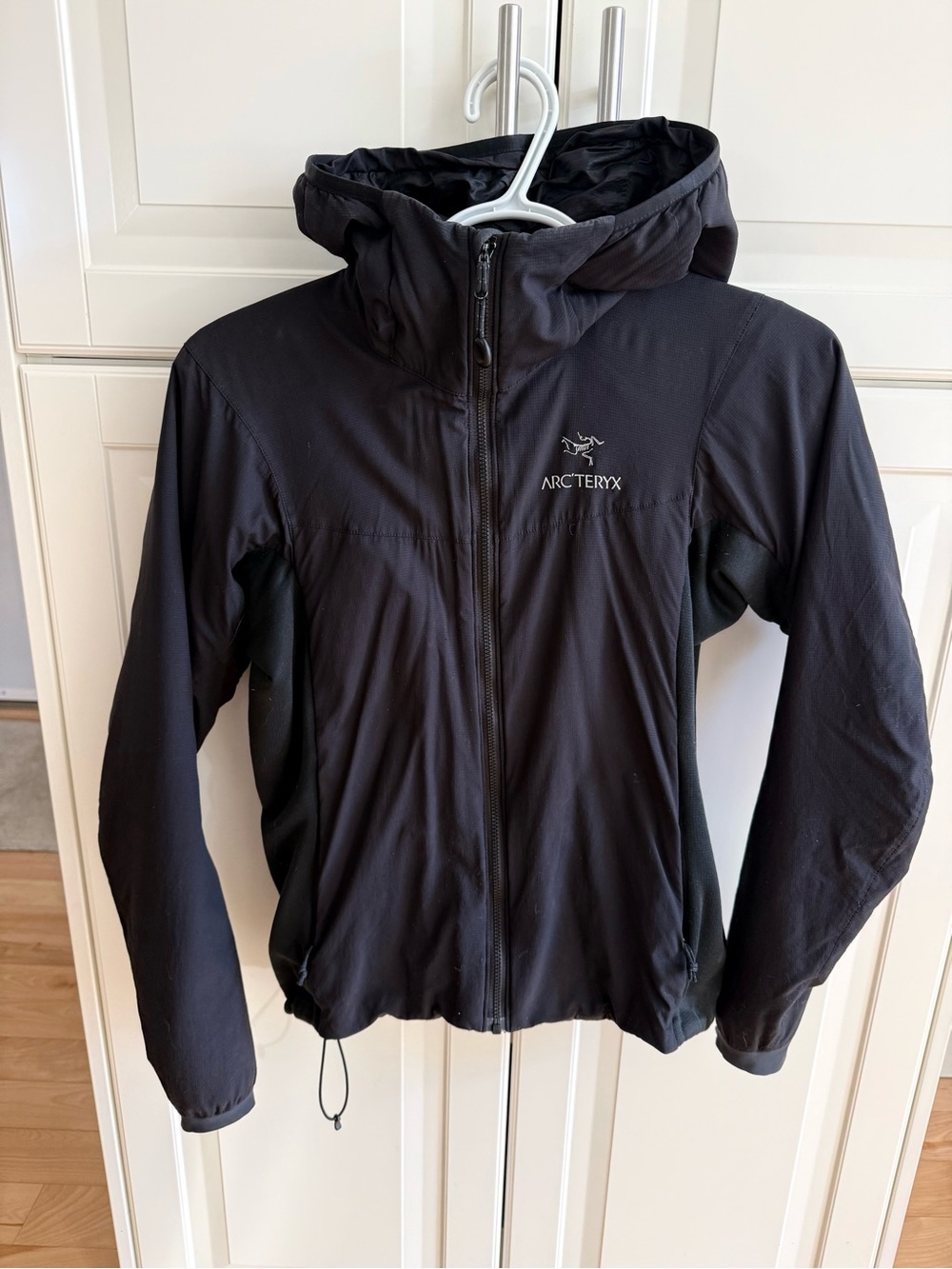 Arc'teryx Women’s Atom Black Hooded Jacket. XS